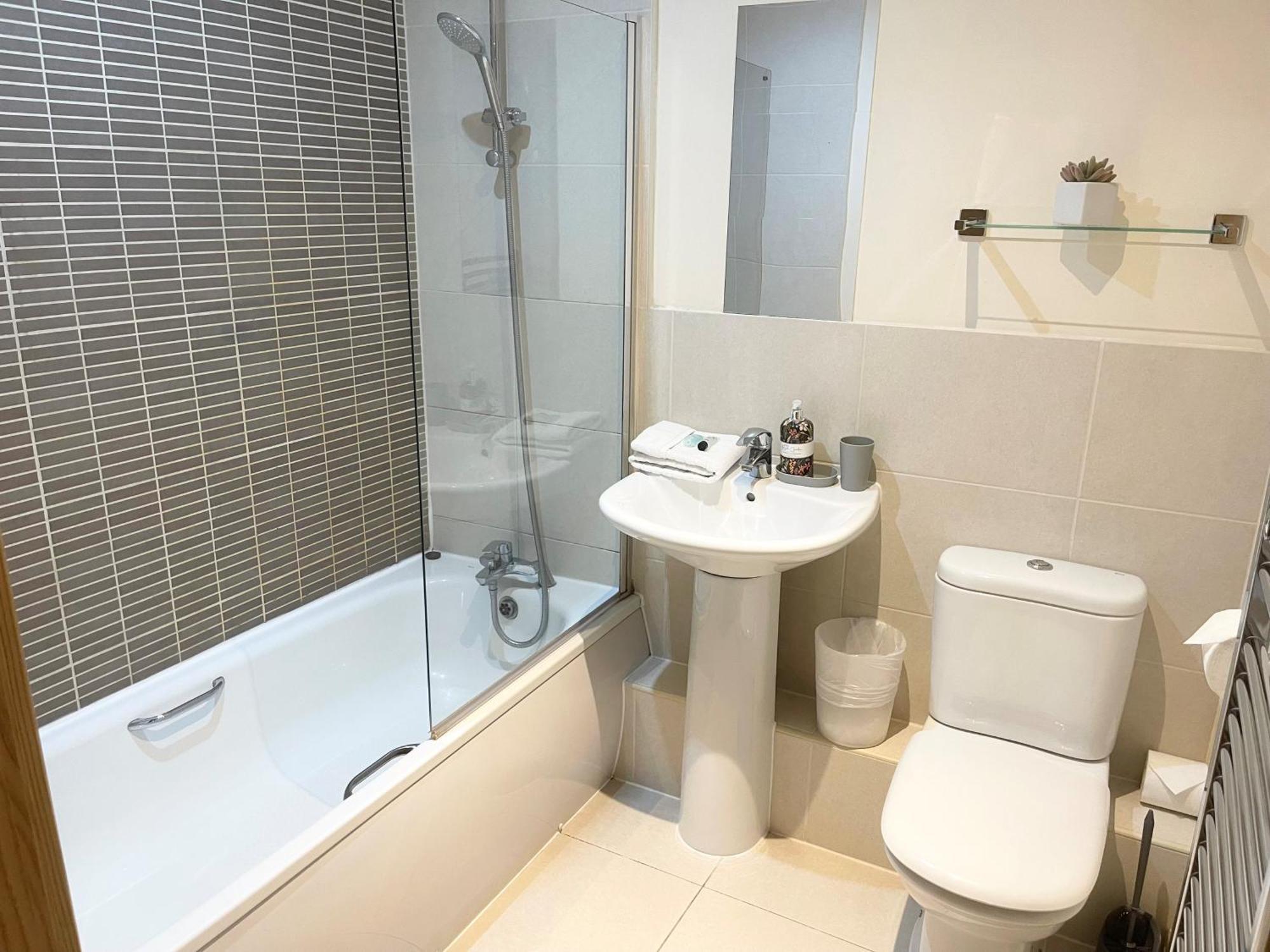 Blue Sky Apartments@Guildford Town Centre Экстерьер фото