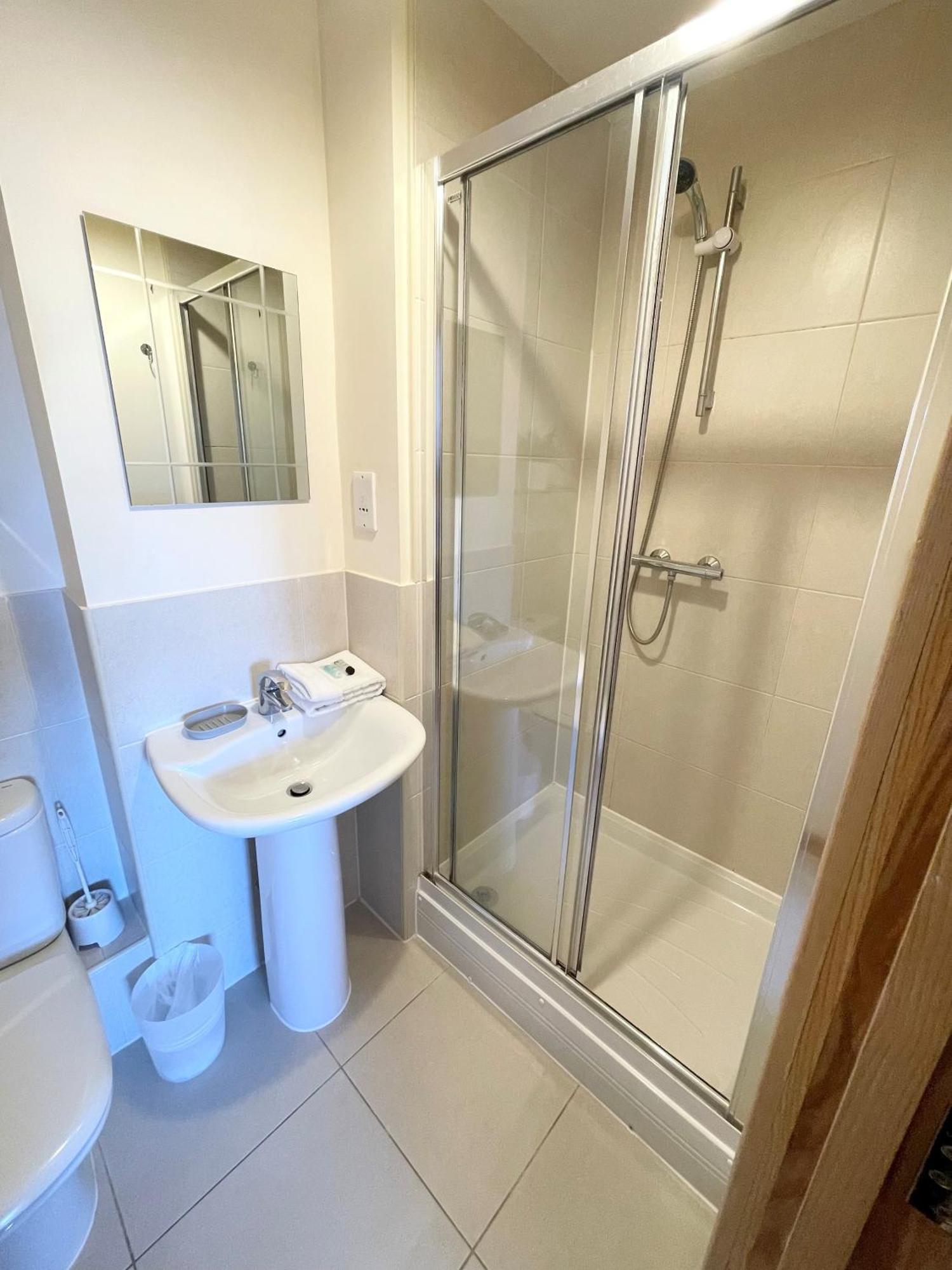 Blue Sky Apartments@Guildford Town Centre Экстерьер фото