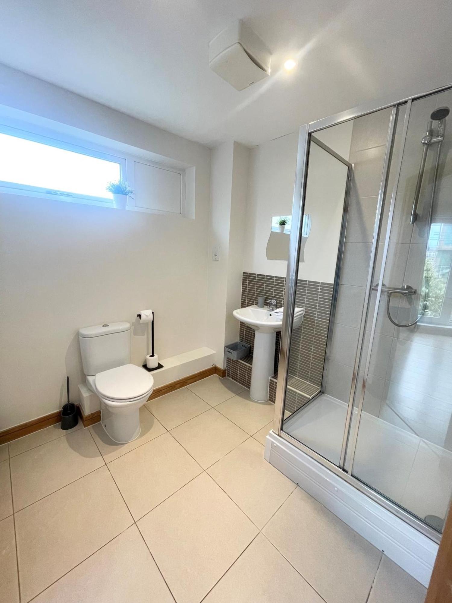 Blue Sky Apartments@Guildford Town Centre Экстерьер фото
