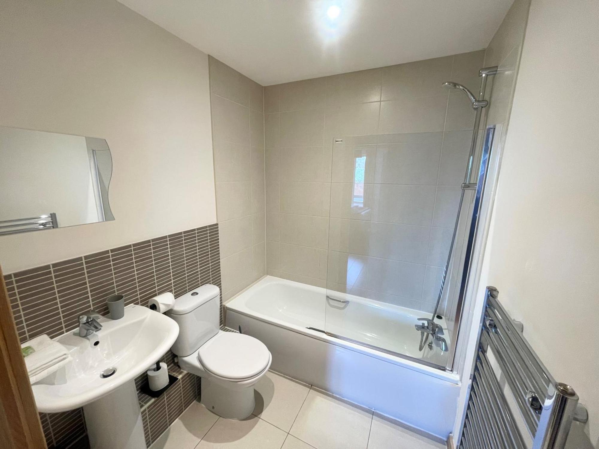 Blue Sky Apartments@Guildford Town Centre Экстерьер фото