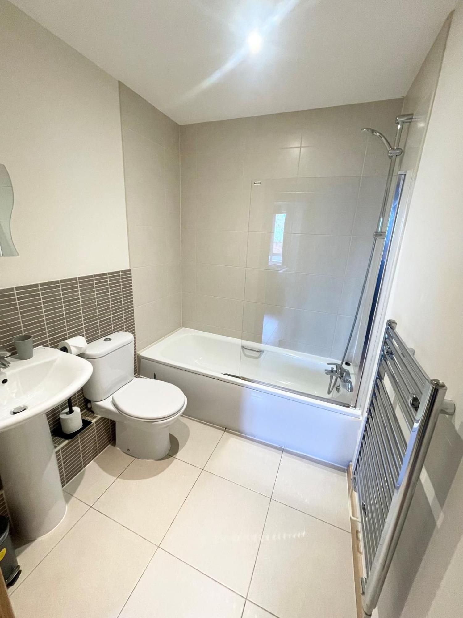 Blue Sky Apartments@Guildford Town Centre Экстерьер фото
