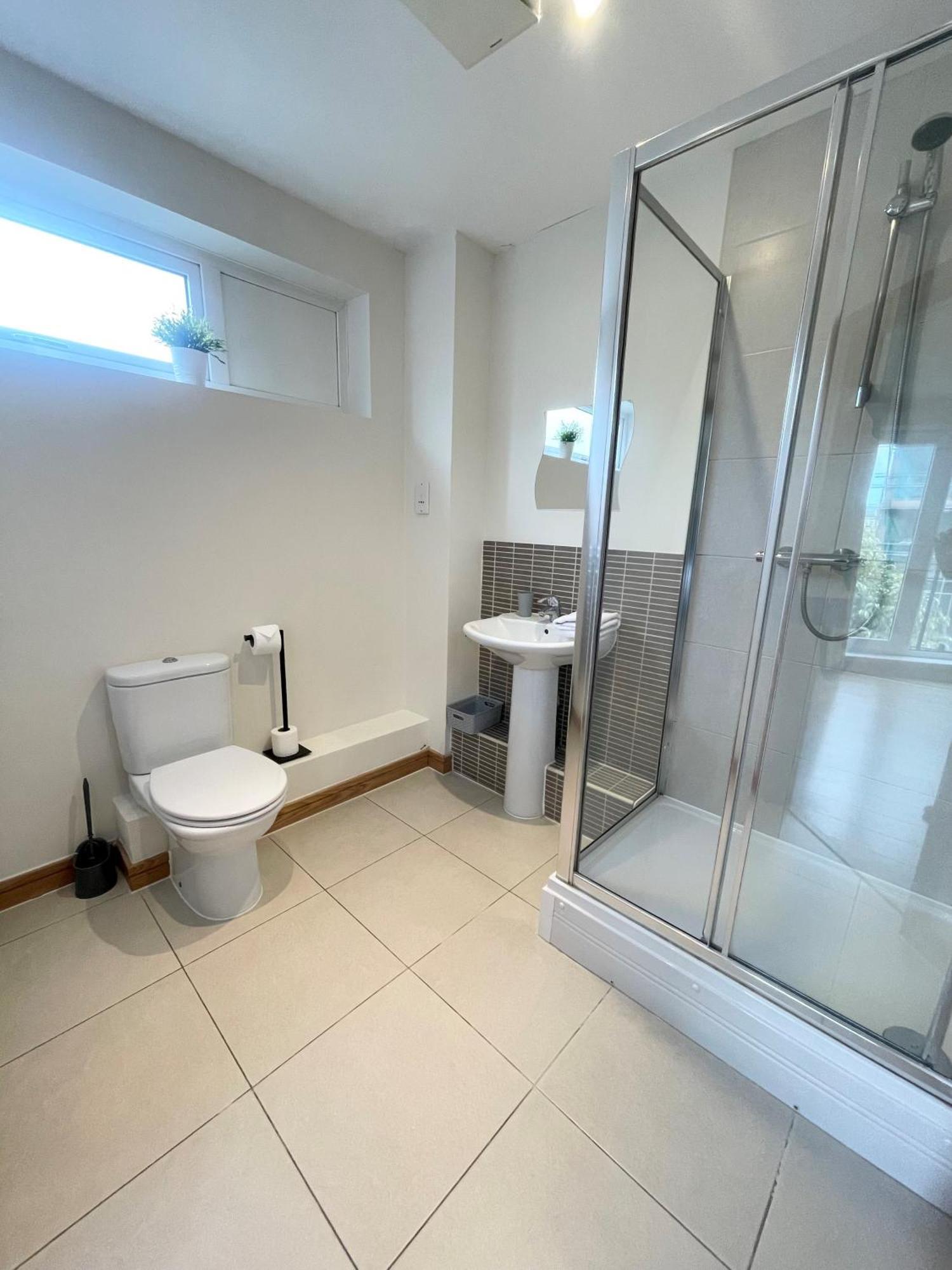 Blue Sky Apartments@Guildford Town Centre Экстерьер фото